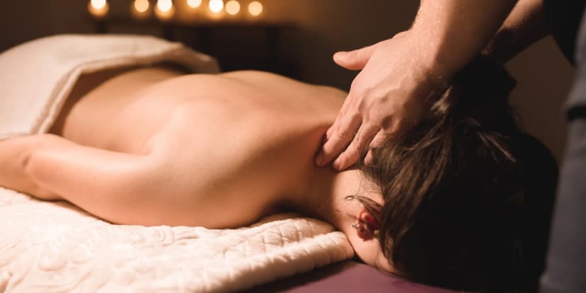 30 minut relaxu v centru Prahy na Malé Straně: zdravotní masáž zad a šíje